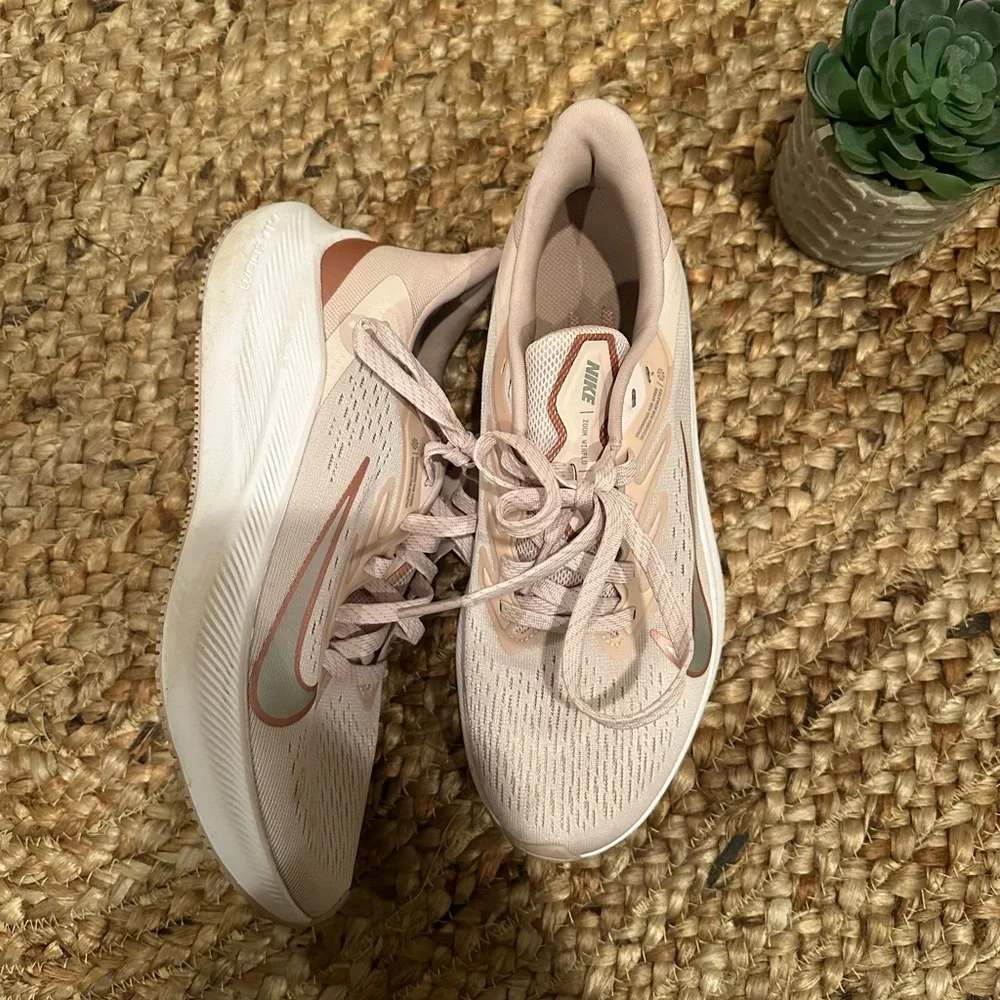 NIKE RUNNING SHOES - Picture 2 of 9
